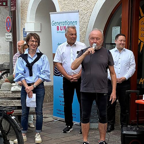 Eröffnungsrede: am Mikrofon Günther Wolf, Vorstand Generationenbund BGL e.V., von rechts Dr. Christoph Lung, Oberbürgermeister Stadt Bad Reichenhall, Andreas Gabriel, Sparkasse Berchtesgadener Land, Sabine Spreng, staatlich anerkannte Beratungsstelle für Schwangerschaftsfragen am Gesundheitsamt.
