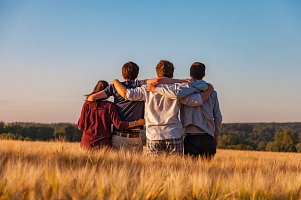Jugendliche in einem Feld von hinten abgebildet, Symbolbild für den Juleica Kurs © Pixabay