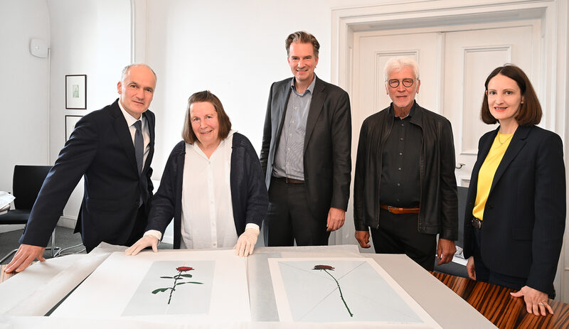 (v.l.n.r.) Dr. Martin Faass (Direktor Hessen Kassel Heritage), Irene Adelmann-Katase, Sven Schoeller (Oberbürgermeister), Bertram Hilgen (Oberbürgermeister a.D.), Dr. Dorothee Gerkens (Leiterin der Sammlung Kunst des 19. bis 21. Jahrhunderts)