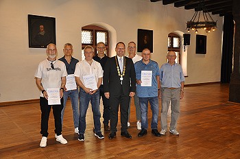 v.l.n.r. Jürgen Albert, Michael Burkard, Kurt Burkard, Dieter Weid, Erster Bürgermeister Michael Hombach, "Charly" Haaf, Matthias Schwarzenbrunner und Günter Gehret. Foto: Nicole Gerhard