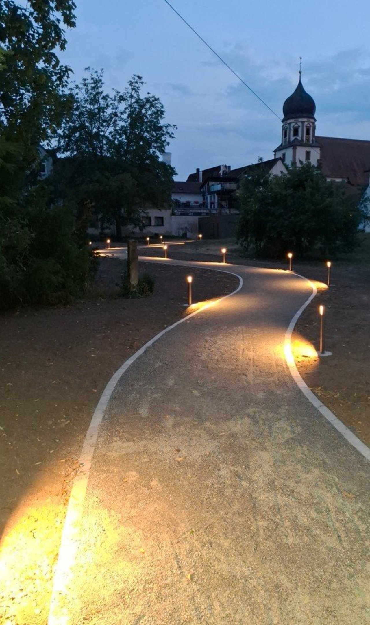 Weg durch den Pfarrgarten