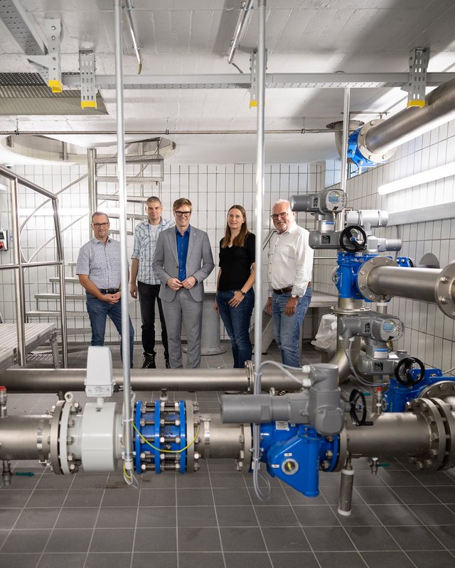 v.l.n.r.: Uwe Malach (Technischer Leiter), Michael Suffner (Hauptteamleiter Wasser), Markus Kleemann (Oberbürgermeister), Carolin Bormann (Abteilungsleiterin Wasser), Dr. Karl Peter Hoffmann (Geschäftsführer) / Fotonachweis: Stadt Sindelfingen
