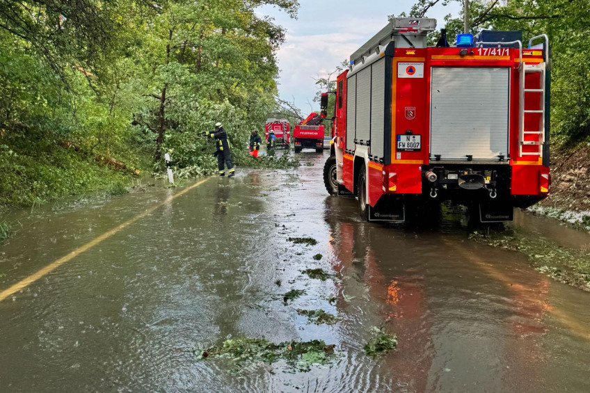 Die Feuerwehr nach dem Sturm am 14. Juli 2026 im Einsatz auf einer überschwemmten Straße., Bild © Feuerwehr / Stadt Nürnberg