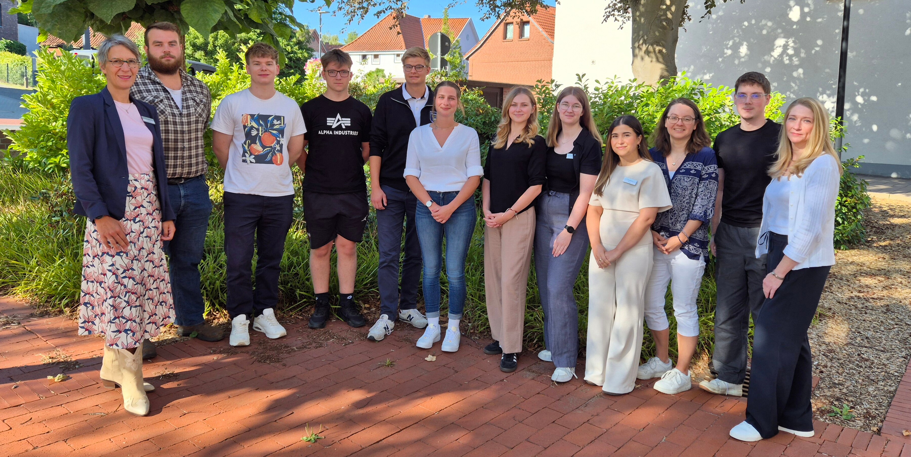 Kreisrätin Cornelia Reithmeier (1. von links) und die Ausbildungsleitung Tanja von Fintel (1. von rechts) beglückwünschten die Auszubildenden sowie die Studierenden.