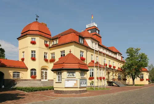 Blick von außen auf das Rathaus Markkleeberg.