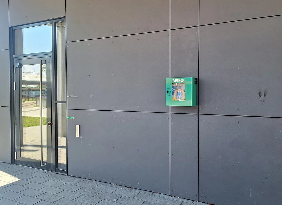 Ein Defibrillator an einer Wand.